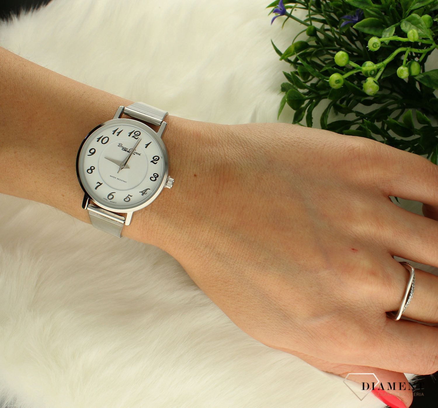 Zegarek damski na bransolecie Bruno Calvani BC3478 SILVER.  Mechanizm japoński mieści się w okrągłej, pozłacanej, wytrzymałej kopercie. Koperta wykonana z ALLOY’u, czyli bardzo popularnego stopu metali na bazie mosiądzu (3).jpg